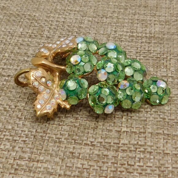 Suzanne Bjontegard Green Aurora Borealis Brooch Gold Tone Signed Grape Vine - Picture 2 of 6